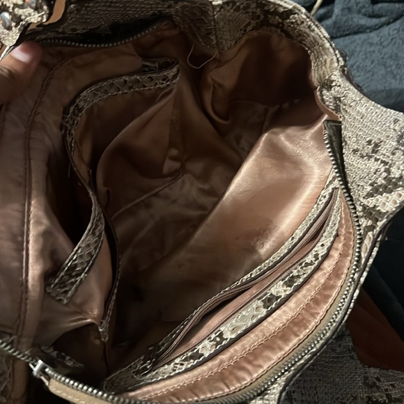 I’m selling this guess bag idk really much about the bag I just know it’s guess - Picture 4 of 6